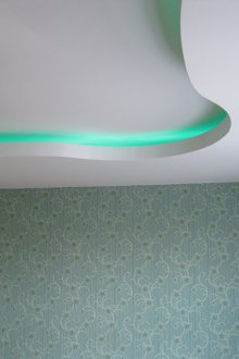 Необичайна форма на тавана от гипсокартон с подсветка