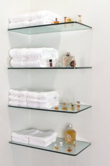 Glasregale zur Aufbewahrung von Kosmetika und Handtüchern