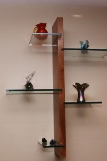Kleine Regale für Dekorationsgegenstände im Wohnzimmer