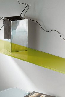 Farbiges Glasregal für Inneneinzelteile
