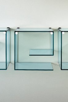 Ungewöhnliche Form der Regale, um ein interessantes Interieur des Wohnzimmers zu schaffen