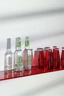 Rote Glasablage