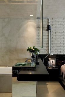 Kombiniertes Badezimmer und Schlafzimmer im Industriestil