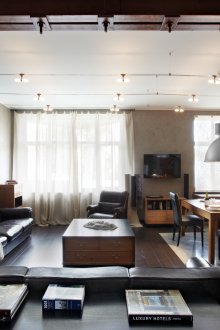 Kombiniertes Wohnzimmer und Industrieküche