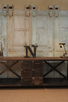 Ungewöhnlicher Tisch im Industriestil