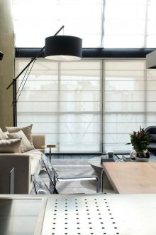 Kleines beige industrielles Artwohnzimmer