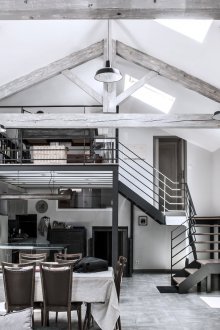 Schwarzweiss-Dachbodenart-Ausgangsinnenraum