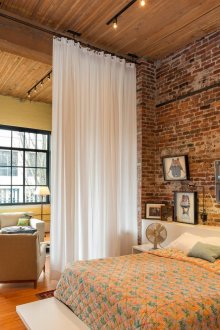 Industrielles Artschlafzimmer mit Backsteinmauer