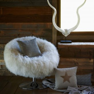 Фотьойл и декор за спалнята в лов стил