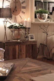 Сребърни свещници в хола