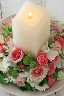 Красива комбинация от цветя и свещи