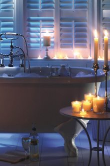 Романтична украса на банята със свещи