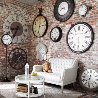 Оригинален стенен часовник в хола