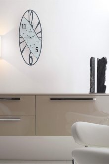Стилен часовник в модерен интериор
