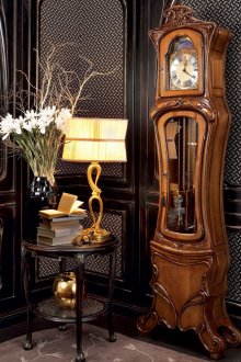 Дядо часовник в класически хол