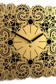 Красив черен и златен часовник