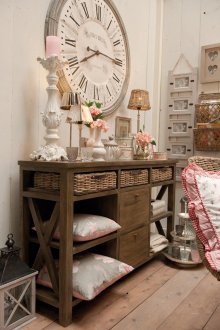 Голям бяло-сив часовник в интериора в стила на Прованс