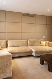 Бежова кожена стена в хола