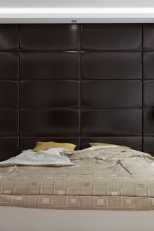 Тъмна кожена стена в спалнята