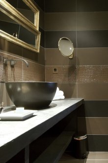 Плочка под кожата в банята