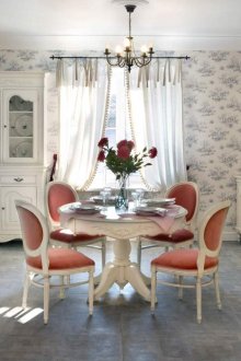 Бели мебели в класическа кухня