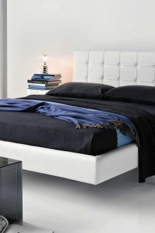 Бяло легло с черни постелки в спалнята