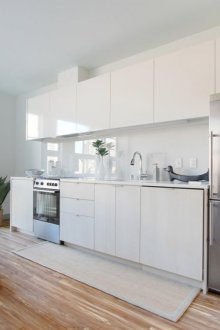 Бяла кухня в комбинирания хол и кухня