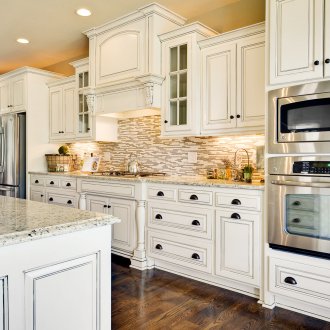 Кухненски мебели с бяла фасада