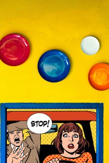 Многоцветни плочи върху жълта стена