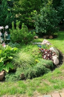 Кръгла алпийска пързалка в ландшафтен дизайн на сайта