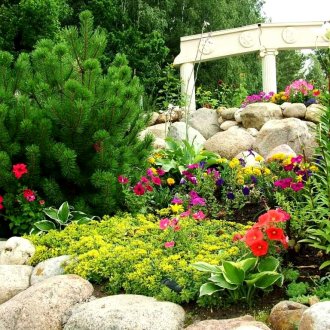 Красива голяма скална градина в страната