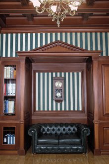 Класически дървен шкаф