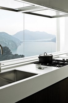 Високотехнологична кухня с дървена фасада