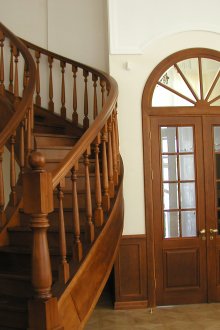 Дървено стълбище и входна врата