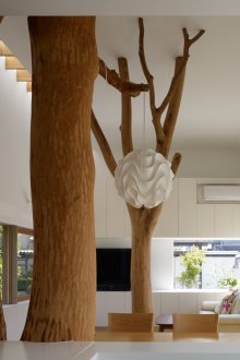 Модерен дизайн на стаята с естествено дърво