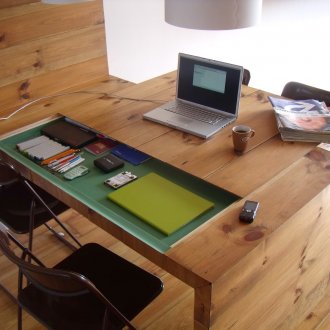 Дървено бюро и под