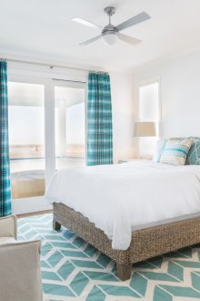 Светла спалня в морски стил