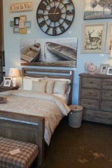 Дизайн на спалня с дървени мебели в морски стил