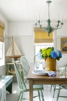 Трапезария в морски стил с жълти завеси