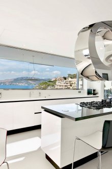 Ярка високотехнологична кухня с оригинален декор