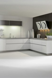 Високотехнологична бяла кухня