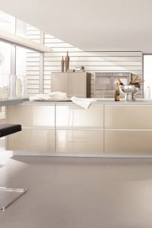 Светла кухня с лъскави мебели