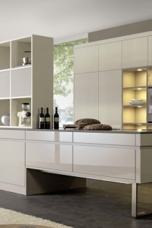 Леки мебели във високотехнологичен интериор