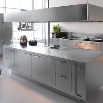 Металните повърхности са много подходящи за кухни с високи технологии.