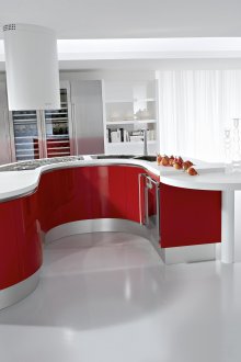 Бяла високотехнологична кухня с червен ултрамодерен комплект