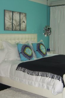 Спалня с тюркоазен тапет