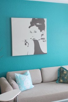 Ярък диван на фона на тюркоазени стени