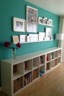 Тюркоазени стени в интериора на хола