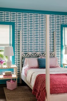 Спалня с тюркоазени стени и прозорци.