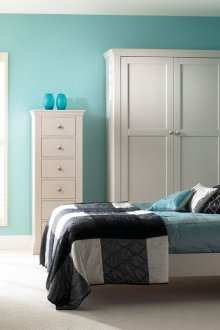 Леки тюркоазени стени в интериора на спалнята